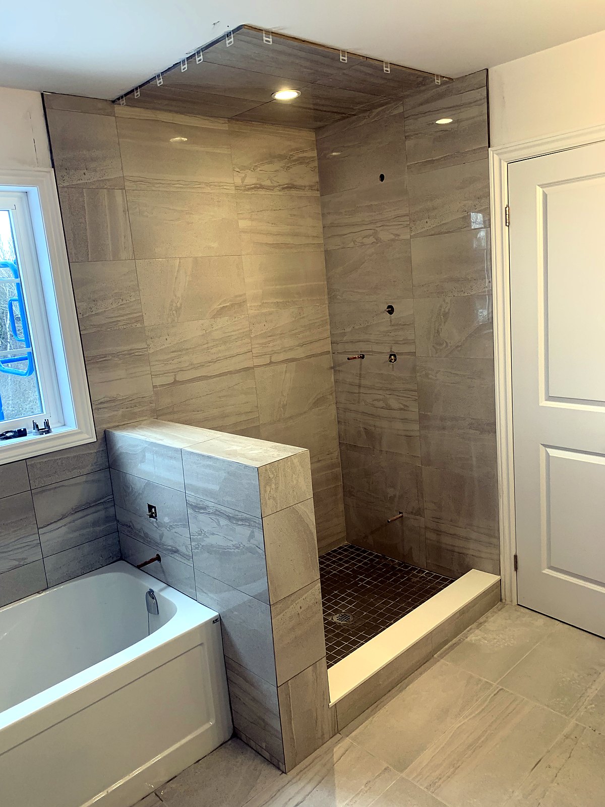 Tiled tub surround detail