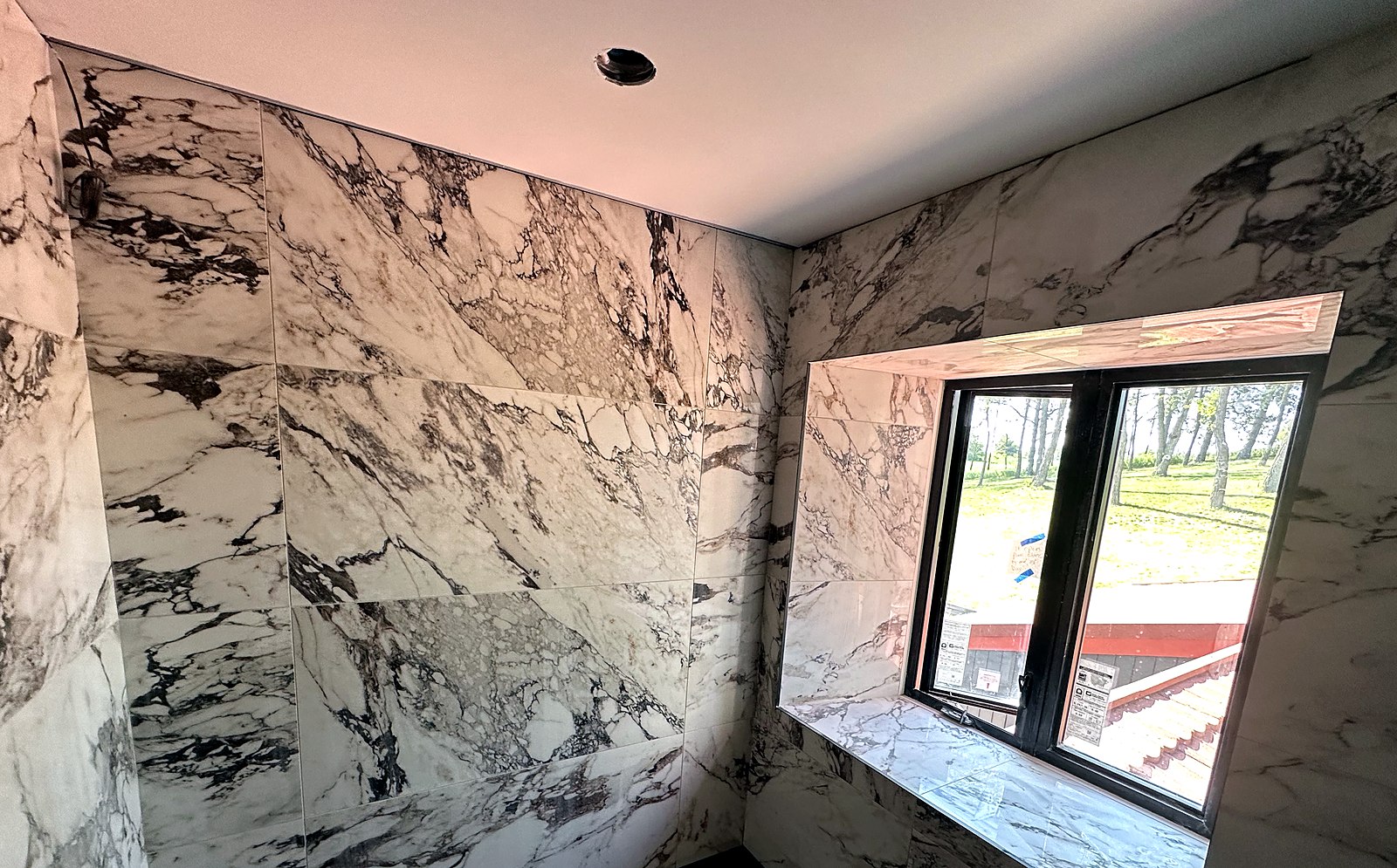 Corner detail showing continuous veining across two walls